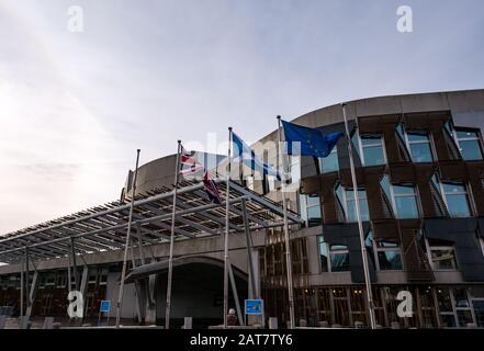 Holyrood, Edinburgh, Schottland, Großbritannien. Januar 2020. Brexit Day im schottischen parlamentsgebäude mit den EU-Sternen, dem schottischen Saltyre und den Flagge der Union Jack Flying. Das schottische parlament hat beschlossen, nach dem Brexit weiterhin die EU-Flagge zu führen Stockfoto