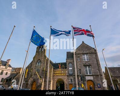 Holyrood, Edinburgh, Schottland, Großbritannien. Januar 2020. Brexit Day im schottischen parlamentsgebäude mit den EU-Sternen, dem schottischen Saltyre und den Flagge der Union Jack Flying. Das schottische parlament hat beschlossen, nach dem Brexit weiterhin die EU-Flagge zu führen Stockfoto