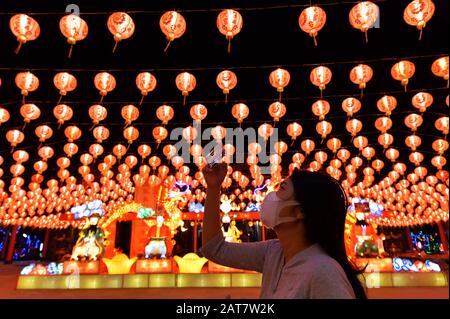 (200131) -- BANGKOK, 31. Januar 2020 (Xinhua) -- EIN Tourist fotografiert chinesische Laternen in einem Tempel in Bangkok, Thailand, 28. Januar 2020. (Xinhua/Rachen Sageamsak) Stockfoto