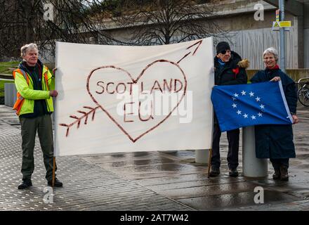 Holyrood, Edinburgh, Schottland, Großbritannien, 31. Januar 2020. Anhänger der Anti-Brexit-Europäischen Union versammeln sich im Gebäude des schottischen parlaments, um am Brexit Day gegen Brexit zu protestieren, der ein Banner mit einem Herzen hält, das Schottland und die Europäische Union miteinander verbindet Stockfoto