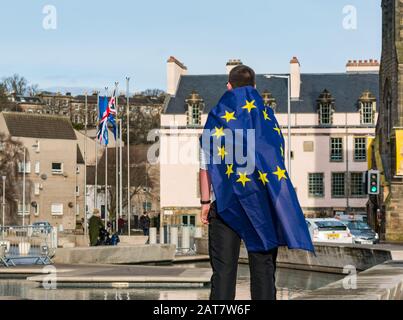 Holyrood, Edinburgh, Schottland, Großbritannien. Januar 2020. Ein Brexit-Anhänger im schottischen parlamentsgebäude, der am Brexit Day gegen Brexit protestiert. Fergus, ein schottischer Schuljunge trägt eine Sternenfahne der Europäischen Union Stockfoto