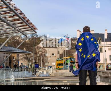 Holyrood, Edinburgh, Schottland, Großbritannien. Januar 2020. Ein Brexit-Anhänger im schottischen parlamentsgebäude, der am Brexit Day gegen Brexit protestiert. Fergus, ein schottischer Schuljunge trägt eine Sternenfahne der Europäischen Union Stockfoto