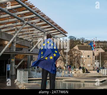 Holyrood, Edinburgh, Schottland, Großbritannien. Januar 2020. Ein Brexit-Anhänger im schottischen parlamentsgebäude, der am Brexit Day gegen Brexit protestiert. Fergus, ein schottischer Schuljunge trägt eine Sternenfahne der Europäischen Union Stockfoto