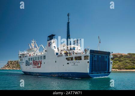 Frau Ichnusa, Fähre der BluNavy, die von Bonifacio, Korsika, Frankreich, kommt und sich am Terminal in Santa Teresa di Gallura, Sardinien, Italien, nach hinten zum Moorgebiet bewegt Stockfoto