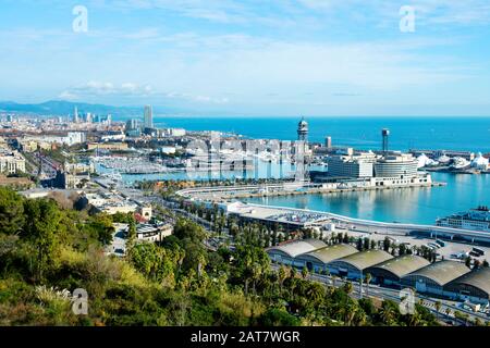 BARCELONA, SPANIEN - 18. JANUAR 2020: Luftaufnahme über den Hafen von Barcelona, Spanien, wo der Fischereihafen, der Handelshafen, eine Marina, ein Aquarium Stockfoto