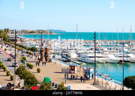 Cambrils, SPANIEN - 26. JANUAR 2020: Luftbild über den Hafen und die Küste von Cambrils, an der berühmten Costa Daurada-Küste, Spanien Stockfoto