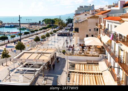 Cambrils, SPANIEN - 26. JANUAR 2020: Luftbild über den Hafen und die Küste von Cambrils, an der berühmten Costa Daurada-Küste, Spanien Stockfoto