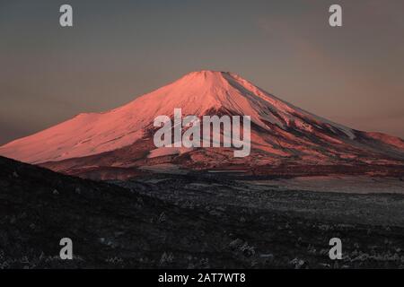 Red Mt. Fuji bei Sunrise Stockfoto