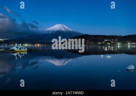 Mt. Fuji Spiegelte sich im Yamanaka-See Wider Stockfoto