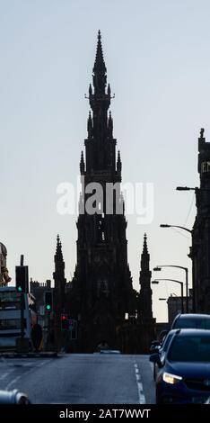 Blick auf das Gebäude mit gotischem Denkmal in der Pricess Street im alten Teil von Edinburgh, der Hauptstadt Schottlands im Winter Stockfoto