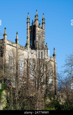 Blick auf alte gotische Kirche in der Nähe von Dean Dorf in der neuen Stadt Teil der Stadt Edinburgh, die Hauptstadt Schottlands, in sonnigen Wintertag Stockfoto