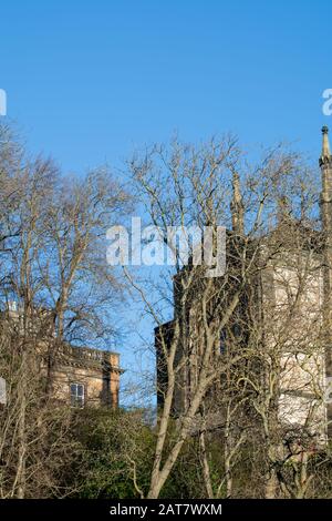 Blick auf alte gotische Kirche in der Nähe von Dean Dorf in der neuen Stadt Teil der Stadt Edinburgh, die Hauptstadt Schottlands, in sonnigen Wintertag Stockfoto