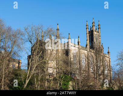 Blick auf alte gotische Kirche in der Nähe von Dean Dorf in der neuen Stadt Teil der Stadt Edinburgh, die Hauptstadt Schottlands, in sonnigen Wintertag Stockfoto