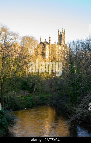 Blick auf alte gotische Kirche in der Nähe von Dean Dorf in der neuen Stadt Teil der Stadt Edinburgh, die Hauptstadt Schottlands, in sonnigen Wintertag Stockfoto