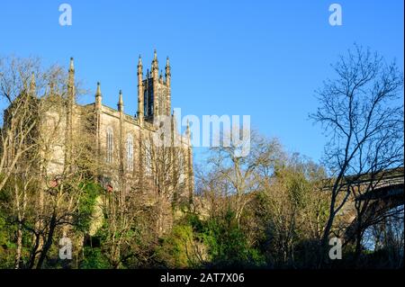 Blick auf alte gotische Kirche in der Nähe von Dean Dorf in der neuen Stadt Teil der Stadt Edinburgh, die Hauptstadt Schottlands, in sonnigen Wintertag Stockfoto