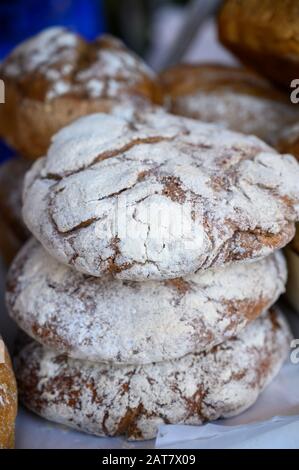 Schottisches hausgemachtes Roggenbrot auf dem Sonntag Street Market in Edinburgh steht in der Nähe Stockfoto