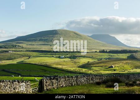 Simon Fell und Ingleborough von Ribblehead, Yorkshire Dales National Park, North Yorkshire, England aus gesehen Stockfoto