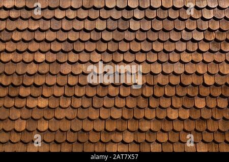 Detail einer Fassade aus braunen Holzschindeln Stockfoto