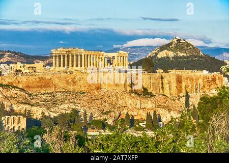 Panoramablick auf den Akropolis-Hügel, gekrönt von Parthenon in Athen, Griechenland. Lycabettus auf dem Hintergrund montieren. Luftbild vom Filopappou-Hügel Stockfoto