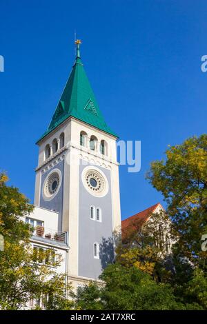 Turm der calvinistischen Kirche (Kalvinsky kostol) in Bratislava, Slowakei Stockfoto