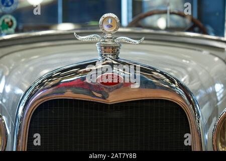 Ford Modell A 40 Roadster, Modell Red Ford, Modell, Logo auf Kühlerabdeckung und Ford Emblem auf der Haube. Das Modell A mit 4 Zylindern war der Nachfolger des Modus Stockfoto