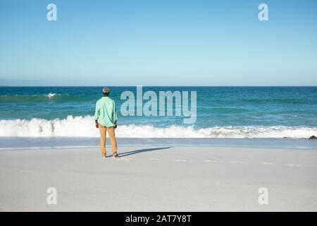 Rückblick Alter Mann am Strand Stockfoto