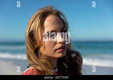 Schöne junge Frau, Blick in die Kamera Stockfoto