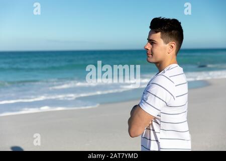 Seitenansicht des jungen Mannes am Strand Stockfoto