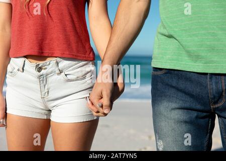 Junges Paar Hand in Hand Stockfoto