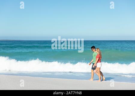 Junges Paar, das neben dem Strand spazieren geht Stockfoto
