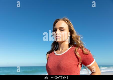 Junge Frau in die Kamera schaut Stockfoto