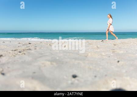 Seitenansicht der jungen Frau am Strand Stockfoto