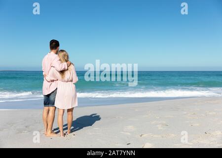 Rückansicht des jungen Paares, das Freizeit genießt Stockfoto