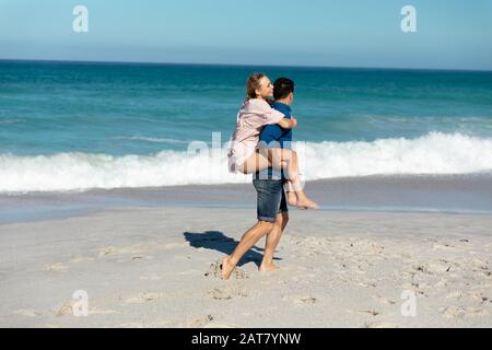 Seitenansicht Freund mit Freundin Strand Stockfoto