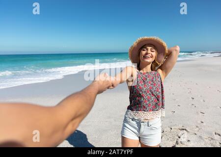 Junge Paare, die Spaß am Strand Stockfoto