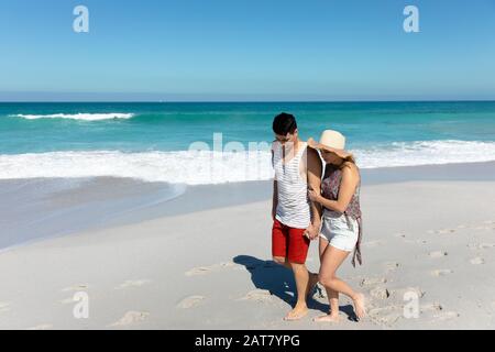 Junges Paar, das neben dem Strand spazieren geht Stockfoto