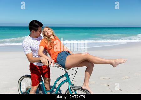 Junge Paare, die Spaß am Strand Stockfoto