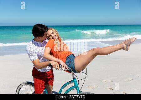 Junge Paare, die Spaß am Strand Stockfoto