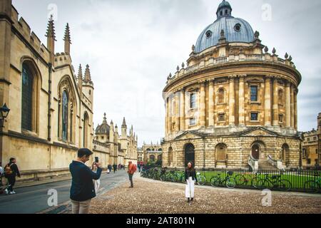 Oxford, UK-Oktober 2019: Ein junger Mann, der ein Foto seines Partners vor der Radcliffe Camera machte. Stockfoto