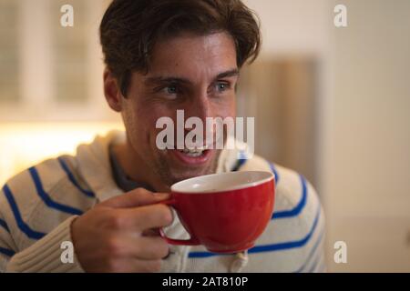 Junger Mann Kaffee zu Hause trinken Stockfoto