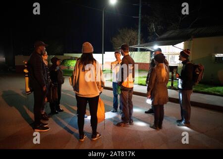 Austin, TX USA, 25. Januar 2020: Freiwillige mit Austins Endemit Community Obdachlosen Coalition (ECHO) lüftern am frühen Samstagmorgen in der jährlichen Point-in-Time-Zählung obdachloser Einwohner in der Stadt. Eine wachsende obdachlose Bevölkerung, die unter Brücken und in öffentlichen Räumen lebt, hat Bedenken hinsichtlich Austins Erschwinglichkeit geäußert, da das Wachstum der Stadt zuneigt. Stockfoto