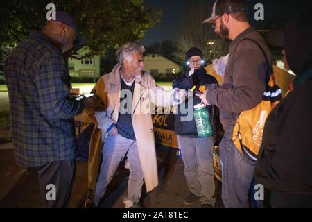 Austin, Texas, USA. Januar 2020. Freiwillige mit Austins Endemit Community Obdachlosen Coalition (ECHO) lüftern am frühen Samstagmorgen in der jährlichen Point-in-Time-Zählung obdachloser Einwohner in der Stadt. Eine wachsende obdachlose Bevölkerung, die unter Brücken und in öffentlichen Räumen lebt, hat Bedenken hinsichtlich Austins Erschwinglichkeit geäußert, da das Wachstum der Stadt zuneigt. Gutschrift: Bob Daemmrich/ZUMA Wire/Alamy Live News Stockfoto