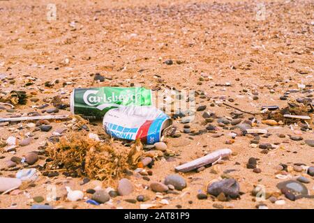 Müll nach einem Bank-Holiday-Wochenende, Rhyl, North Wales, August 2019 an einem walisischen Strand zurückgelassen Stockfoto