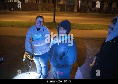 Austin, Texas, USA. Januar 2020. Freiwillige mit Austins Endemit Community Obdachlosen Coalition (ECHO) lüftern am frühen Samstagmorgen in der jährlichen Point-in-Time-Zählung obdachloser Einwohner in der Stadt. Eine wachsende obdachlose Bevölkerung, die unter Brücken und in öffentlichen Räumen lebt, hat Bedenken hinsichtlich Austins Erschwinglichkeit geäußert, da das Wachstum der Stadt zuneigt. Gutschrift: Bob Daemmrich/ZUMA Wire/Alamy Live News Stockfoto