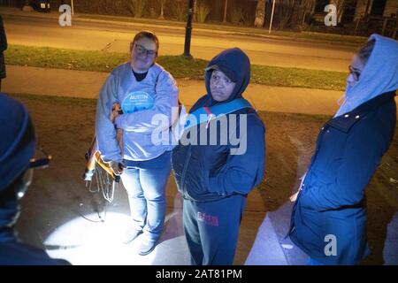 Austin, Texas, USA. Januar 2020. Freiwillige mit Austins Endemit Community Obdachlosen Coalition (ECHO) lüftern am frühen Samstagmorgen in der jährlichen Point-in-Time-Zählung obdachloser Einwohner in der Stadt. Eine wachsende obdachlose Bevölkerung, die unter Brücken und in öffentlichen Räumen lebt, hat Bedenken hinsichtlich Austins Erschwinglichkeit geäußert, da das Wachstum der Stadt zuneigt. Gutschrift: Bob Daemmrich/ZUMA Wire/Alamy Live News Stockfoto