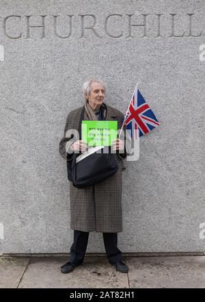 London, Großbritannien. Januar 2020. Pro-Brexit-Kämpferin Geoff Courtney aus Hillingdon UKIP neben der Winston Churchill-Statue am Parliament Square. Stockfoto