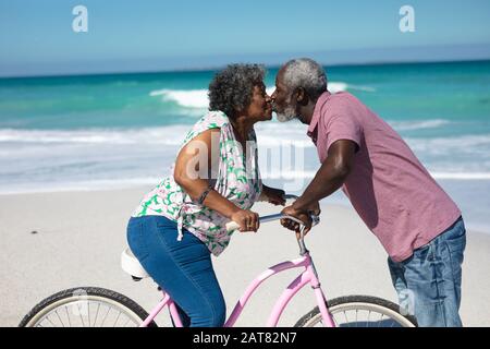 Altes Paar mit Fahrrädern am Strand Stockfoto