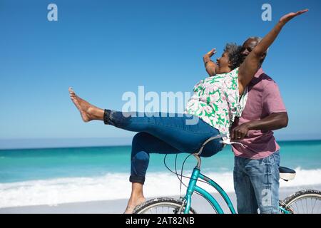 Altes Paar mit Fahrrädern am Strand Stockfoto