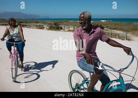 Altes Paar mit Fahrrädern am Strand Stockfoto