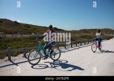 Altes Paar mit Fahrrädern am Strand Stockfoto